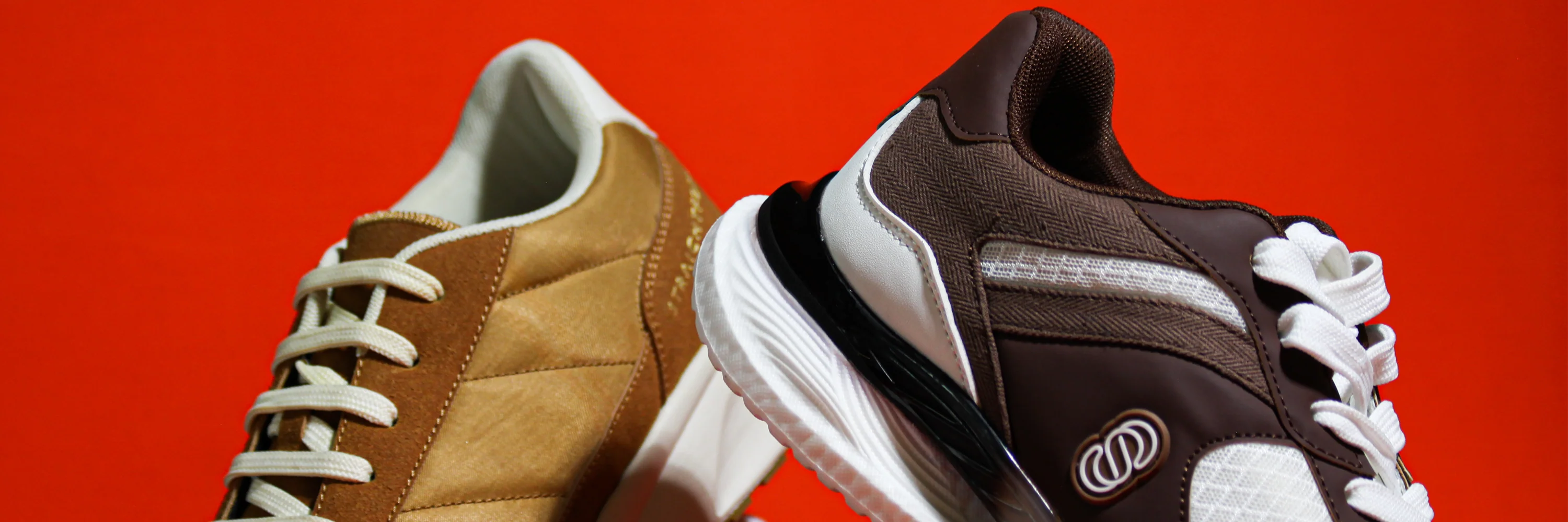 Zwei Sneaker vor kräftigem rotem Hintergrund – BAAM Marketplace